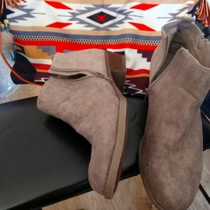 Carlos Santana tan suede boots and cloth NAI faux shoulder bag